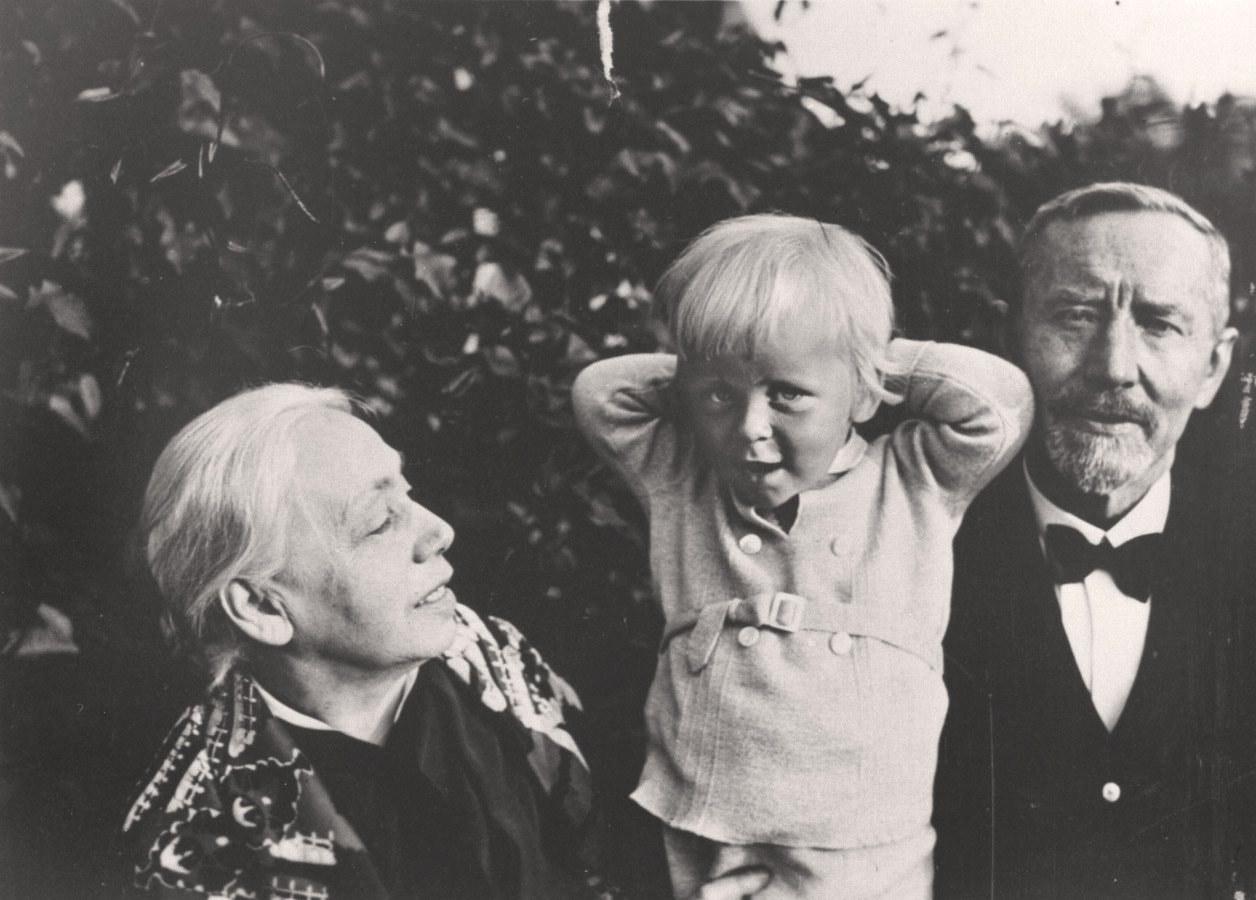 Käthe and Karl Kollwitz with their gradson Arne (*1930), c 1932, photographer unknown, Kollwitz estate © Käthe Kollwitz Museum Köln