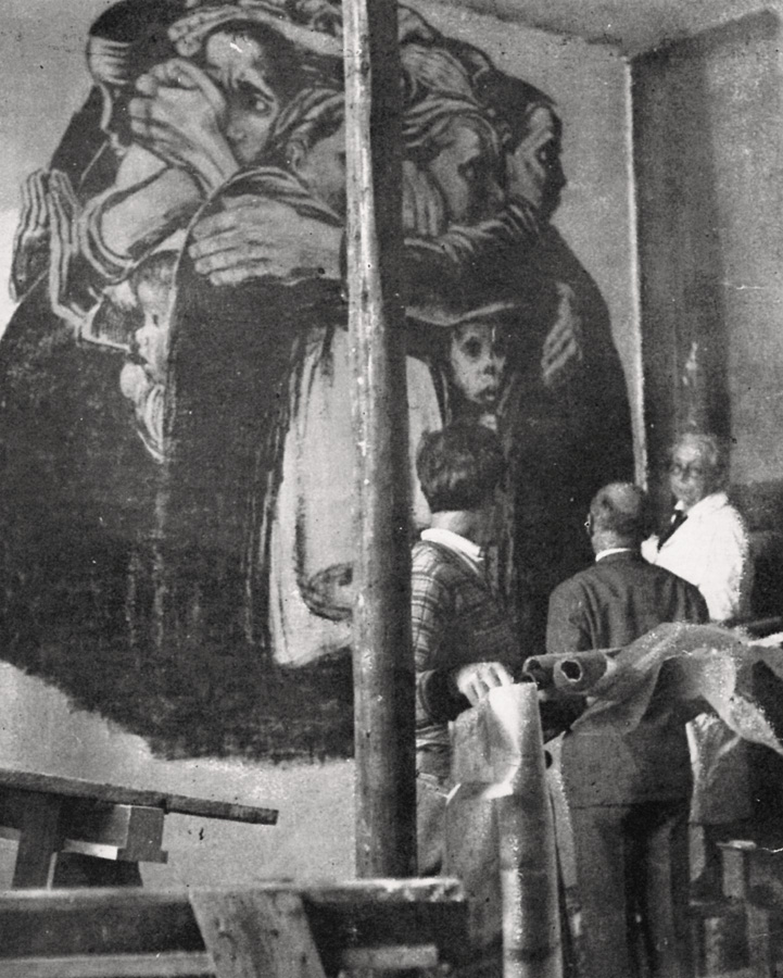 L’artiste supervise la mise en place de sa gravure »Les Mères» de la série »Guerre« en sgraffite dans la Maison de l’aide sociale aux ouvriers à Saarebruck, 1930, (non conservé), photographe inconnu, succession Kollwitz © Käthe Kollwitz Museum Köln