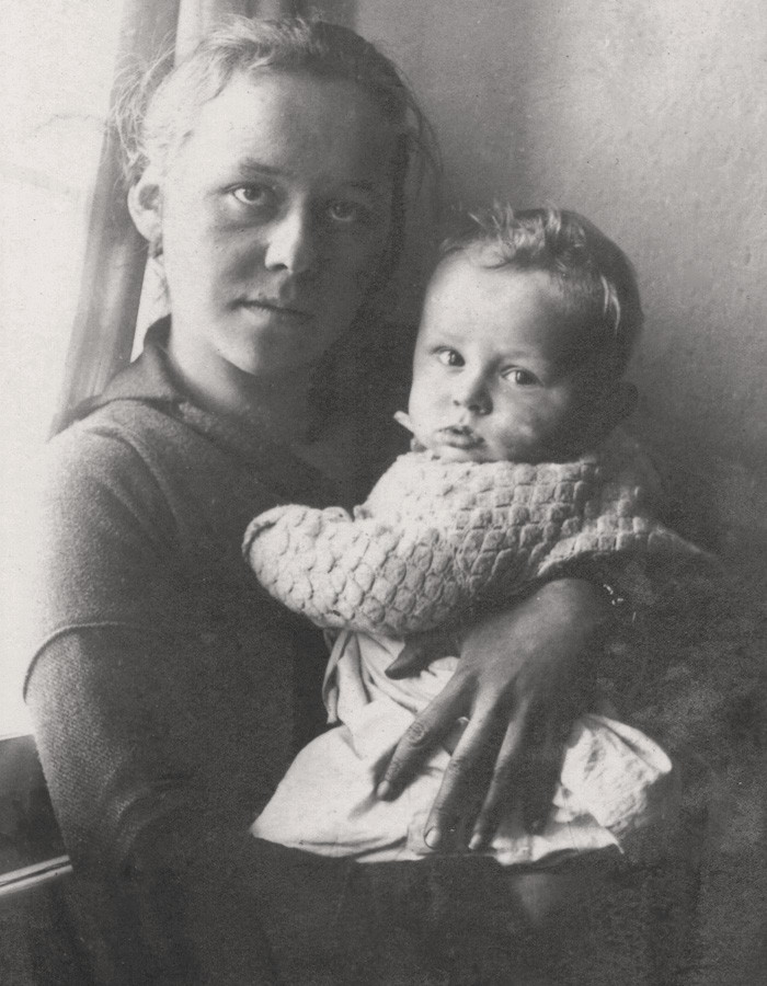 Ottilie Ehlers-Kollwitz mit Peter, 1921, Photograph unbek., Nachlass Kollwitz © Käthe Kollwitz Museum Köln