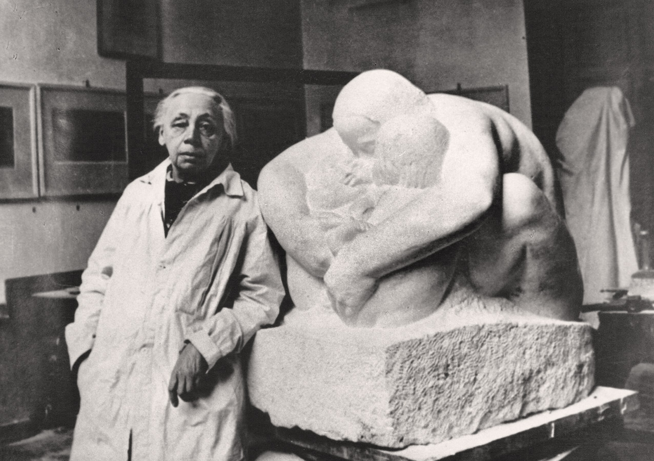 Käthe Kollwitz in front of the large »Mother with two Children« sculpture, ca 1937, in her studio in Klosterstrasse, photographer unknown, Kollwitz estate © Käthe Kollwitz Museum Köln