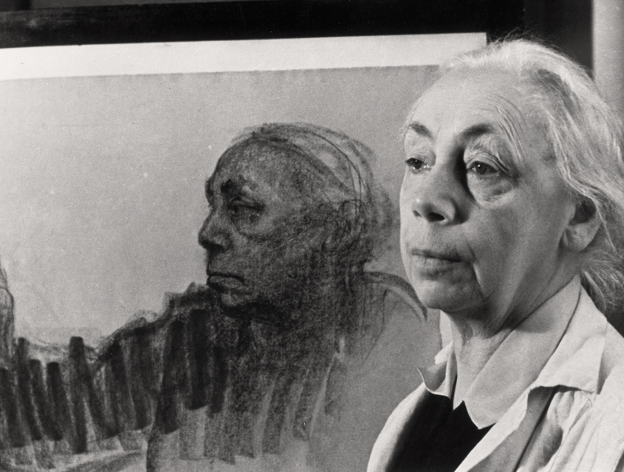 Käthe Kollwitz devant son autoportrait NT 1240, 1933, photographe : A. Grimm, © bpk Berlin