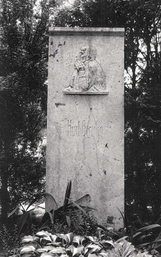Fritz Diederich, after Käthe Kollwitz, grave relief for Kurt Breysig, 1941-43, shell limestone, cemetery at Bergholz-Rehbrücke near Potsdam, photographer unknown, Kollwitz estate © Käthe Kollwitz Museum Köln