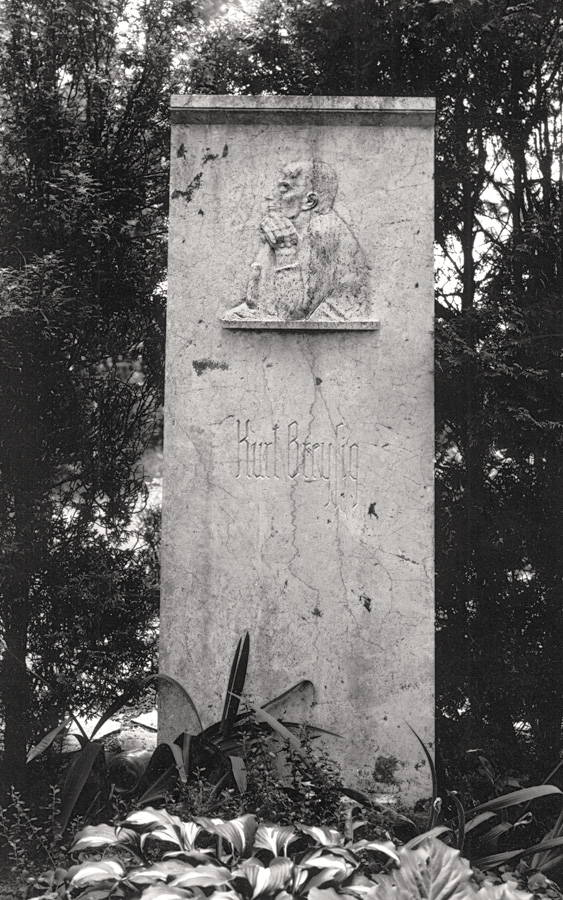 Fritz Diederich nach Käthe Kollwitz, Grabmal Kurt Breysig, 1941-43, Muschelkalt, Friedhof Bergholz-Rehbrücke bei Potsdam, Photograph unbek., Nachlass Kollwitz © Käthe Kollwitz Museum Köln