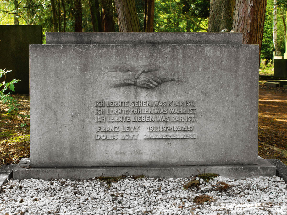 Friedrich Bursch nach Käthe Kollwitz, Grabstein mit Relief für Franz Levy, 1938, Marmor, Jüdischer Friedhof, Köln Bocklemünd, Photographin: Annette Seeler © Käthe Kollwitz Museum Köln