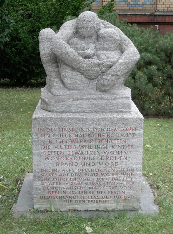 Käthe Kollwitz, Mutter mit zwei Kindern, Modell 1932 - 1936, Kopie von Fritz Diederich, 1949, Muschelkalk, Berlin, Photograph unbek., Nachlass Kollwitz © Käthe Kollwitz Museum Köln 