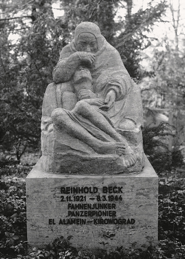 Memorial for Reinhold Beck, Wilhelm Schönfeld, after the model of Käthe Kollwitz’ Pietà, 1944, shell limestone, Waldfriedhof cemetery, Stuttgart Degerloch, photo: Hannelore Fischer © Käthe Kollwitz Museum Köln