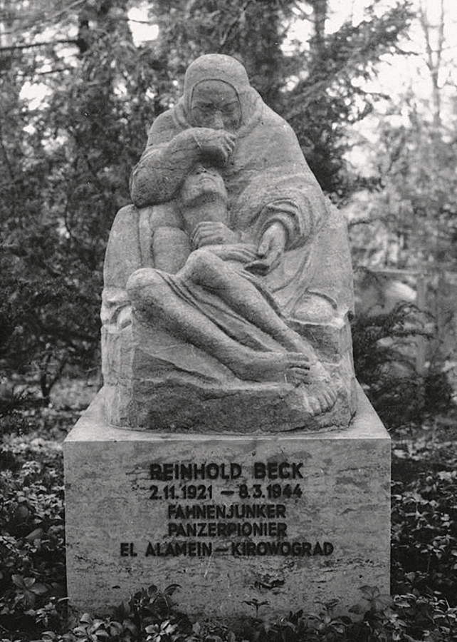 Grabmal Reinhold Beck, Wilhelm Schönfeld nach dem Modell der Pietà von Käthe Kollwitz, 1944, Muschelkalk, Waldfriedhof, Stuttgart-Degerloch, Photographin: Hannelore Fischer © Käthe Kollwitz Museum Köln