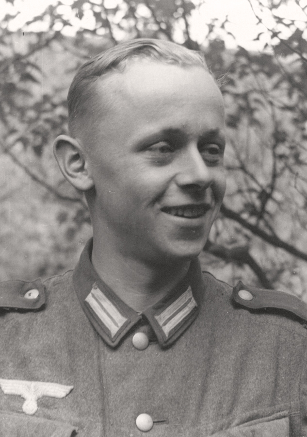Peter Kollwitz (1921-1942), der Enkel der Künstlerin, 1941, Photograph unbek., Nachlass Kollwitz © Käthe Kollwitz Museum Köln