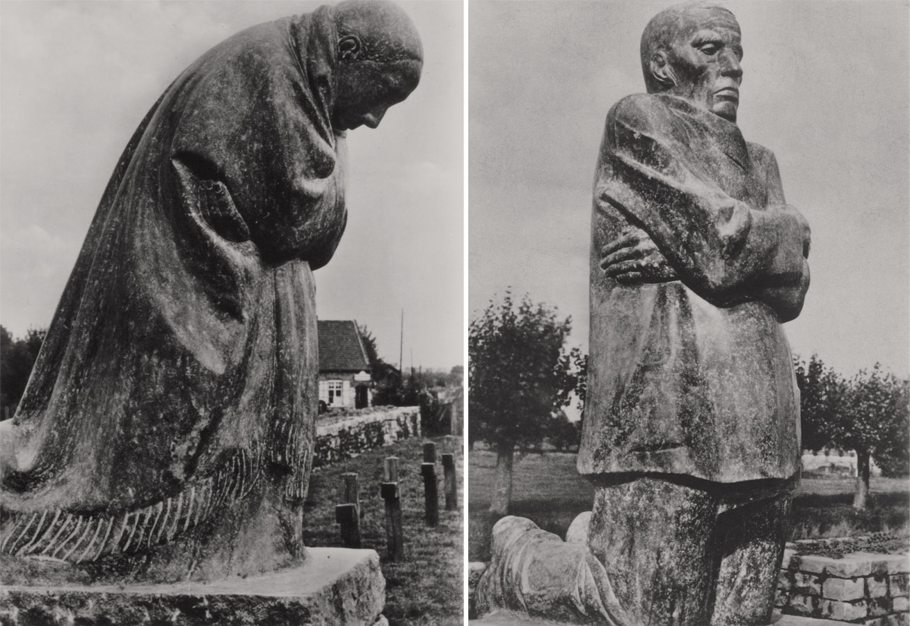 Käthe Kollwitz, mémorial Parents en deuil, 1924-1932, granit, installation originale au cimetière militaire de Roggevelde près de Dixmude, Belgique, de juillet 1932 à 1955, photographe inconnu, succession Kollwitz © Käthe Kollwitz Museum Köln