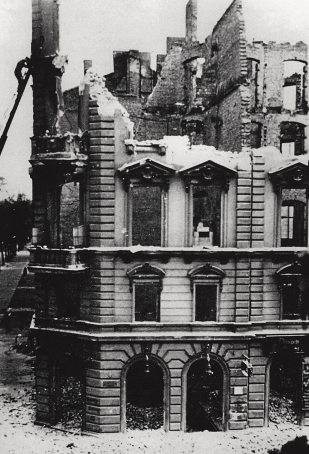 Das am 3.12.1943 bei Luftangriffen zerstörte Wohnhaus der Kollwitz. Photograph unbek. © Bildarchiv Museum Pankow 