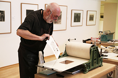 Walter Dohmen demonstriert die Tiefdruck-Technik