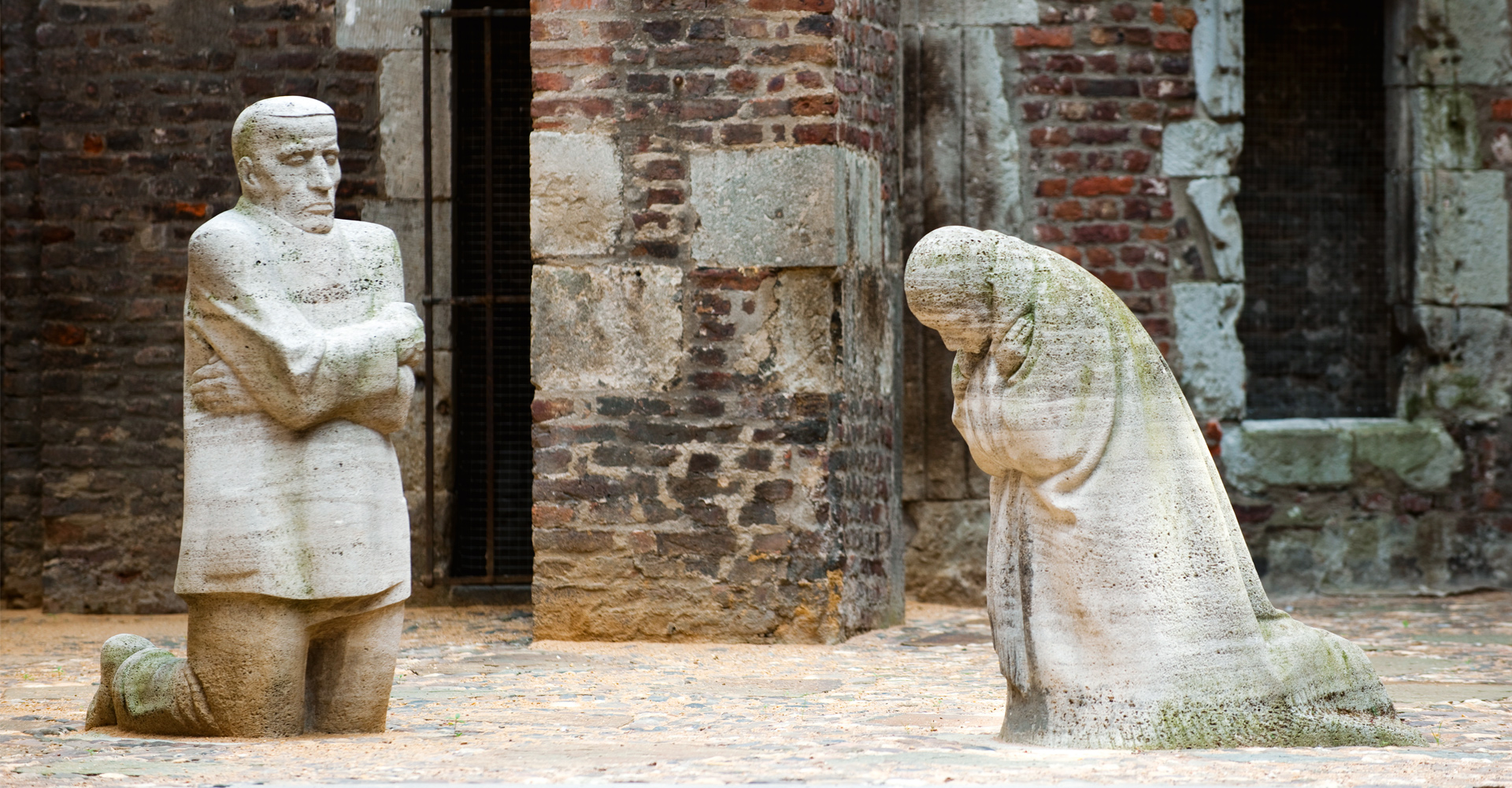 Käthe Kollwitz, Memorial »Grieving Parents«, 1914-1932, slightly enlarged replicas of the original sculptures (Father: ca. 178 x 66 x 88 cm; Mother: ca. 164 x 70 x 120 cm), shell limestone, German federal memorial for the fallen of the two world wars in the church ruins of Alt St. Alban, Cologne; executed by the workshop of Ewald Mataré in 1953/54, inaugurated in 1959 © Photo Archive Käthe Kollwitz Museum Köln 