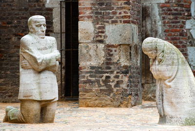 Käthe Kollwitz, Memorial »Grieving Parents«, 1914-1932, slightly enlarged replicas of the original sculptures (Father: ca. 178 x 66 x 88 cm; Mother: ca. 164 x 70 x 120 cm), shell limestone, German federal memorial for the fallen of the two world wars in the church ruins of Alt St. Alban, Cologne; executed by the workshop of Ewald Mataré in 1953/54, inaugurated in 1959 © Photo Archive Käthe Kollwitz Museum Köln 