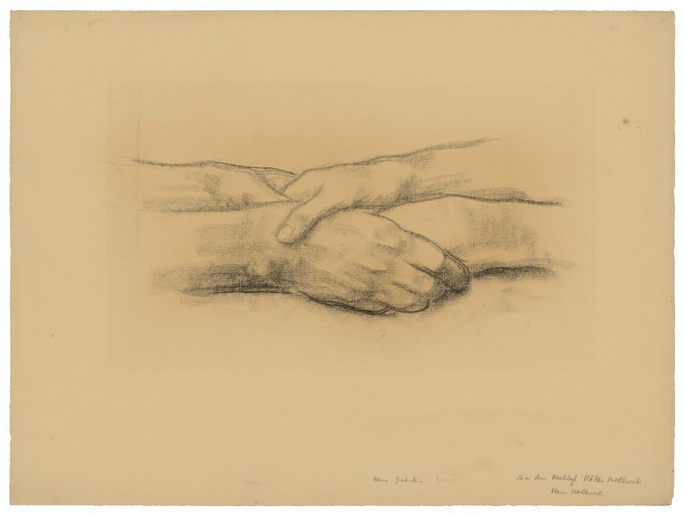 Käthe Kollwitz, Einander ergreifende Hände, 1938, Kohle auf braunem Ingres-Papier, 478 x 639 mm, NT 1269, Staatliche Museen zu Berlin, Kupferstichkabinett / Dietmar Katz