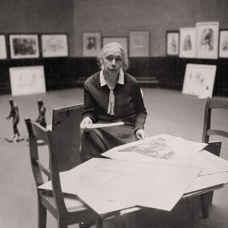 Käthe Kollwitz in der Preußischen Akademie der Künste, Berlin 1927, Fotograf unbek., Reproabzug, Nachlass Kollwitz, Kollwitz Museum Köln, Archiv, Inv.-Nr. F 01.e-01.