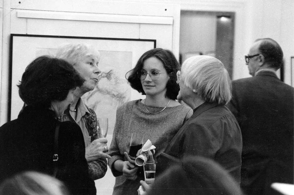 Das Schwarz-Weiß-Foto zeigt die Gründungsdirektorin und Kollwitz-Enkelin Dr. Jutta Bohnke-Kollwitz (2.v.l.) und Hannelore Fischer (3.v.l.) bei einer Ausstellungseröffnung im Jahr 1986.