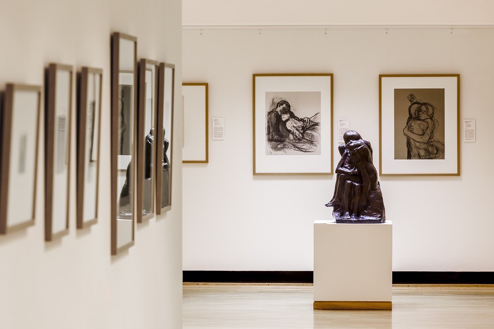 Das Farbfoto zeigt einen Blick in die Sammlungspräsentation des Jahres 2015: Im Zentrum die bronzene »Liebesgruppe« von Käthe Kollwitz, im Hintergrund Zeichnungen von Liebesszenen. 