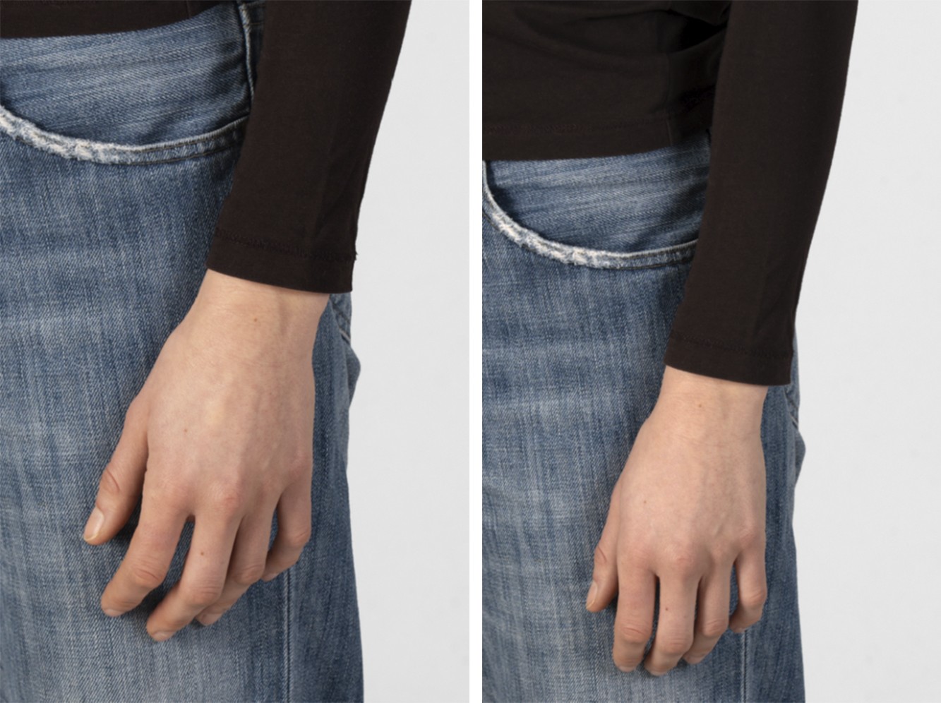Das Bild zeigt eine Person von der Hüfte abwärts in zwei fast identischen, nebeneinander platzierten Ausschnitten. Sie trägt ein eng anliegendes, schwarzes Langarmshirt und eine klassische blaue Jeans im Used-Look, bei der die Kante der vorderen Hosentasche leicht ausgefranst ist. Der Arm der Person hängt locker an der Seite herab, wobei die Hand entspannt auf dem Denim-Stoff aufliegt. 