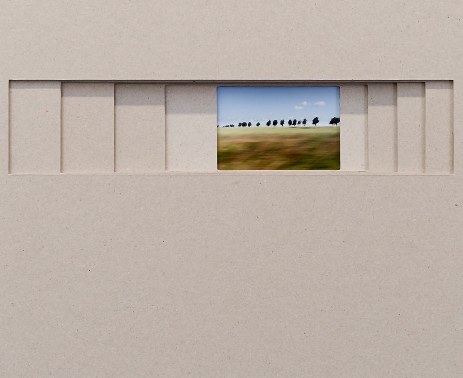 RE: KOLLWITZ. Die Klasse für Fotografie, Prof. Heidi Specker / HGB Leipzig, Titelbild zur Ausstellung von 29.9. — 15.11. 2026, Motiv: Takeki Hayashida, Aber die Landschaft ist noch schön, 50 x 40 cm, Buchbinderkarton, Fine Art Print, 2026 © Takeki Hayashida 2026